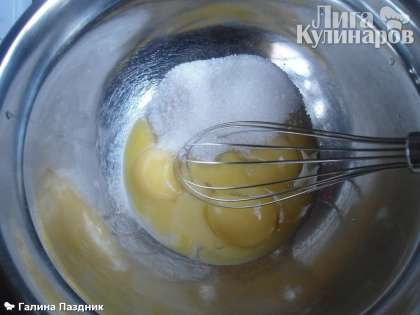 Для приготовления теста на пасхальный кулич надо чтобы все ингредиенты были комнатной температуры!  Яйца перед приготовлением хорошо промыть с мылом. Дрожжи развести в 1/3 стакана теплом молоке, добавить сахара пол.чайной ложки.Когда поднимутся шапкой,добавить еще 2/3 стакана молока. Яичные желтки взбить с сахаром в отдельной посуде.