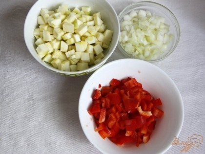 Нарезать овощи мелким кубиком.