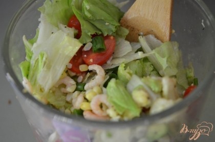 Листья салата, нарвать, авокадо нарезать дольками, кукурузу добавить зернами, помидоры половинками. Затем креветки. Перемешать. Посолить и поперчить. Заправить салат своей любимой заправкой.