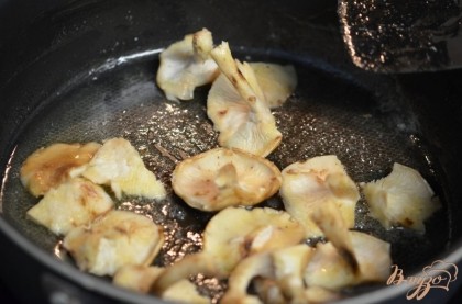 Сливочное масло примерно 40 г добавить на разогретую сковороду. Добавить грибы примерно 5 мин. Переложить в блюдо.