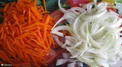 Нарезать соломкой морковь и лук. И каждый овощ обжарить по отдельности на растительном масле.