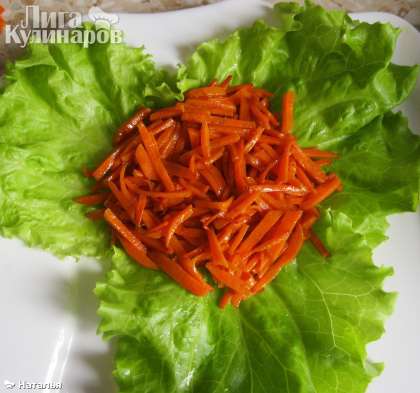 На листья салата положить  обжаренную охлажденную морковь.