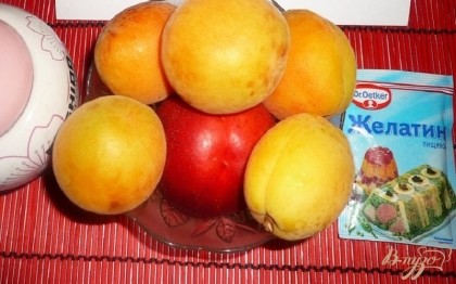 На 4 порции достаточно взять один нектарин (или персик) и 3-4 абрикоса. Фрукты хорошенько вымыть.