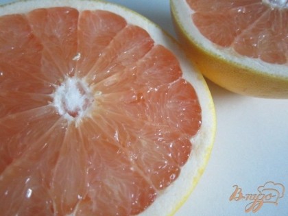 Плод грейпфрукта разрезать на 2 части.