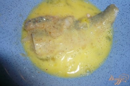 Затем, куски рыбы в сухарях обмакиваем в яйцо и после этого ещё раз обваливаем в панировочных сухарях.