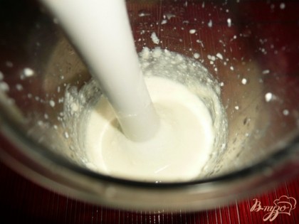 Добавляем к творогу молоко и сахар и хорошо размешиваем при помощи блендера.