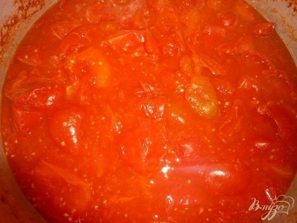 Ставим кастрюлю с помидорами на медленный огонь и томим до тех пор пока помидоры не станут мягкими и не дадут сок. Затем даем помидорам остыть.