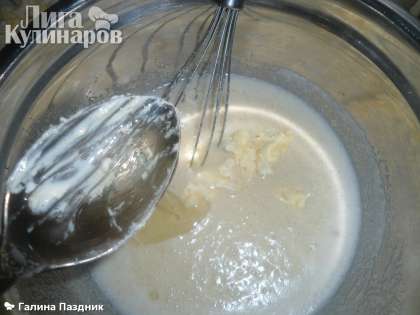 Сливочное растопленное масло влить в яичную смесь и размешать! Добавлять просеянную муку частями и перемешивать.
