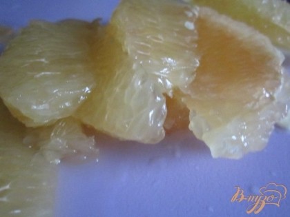 Плод грейпфрута почистить от кожуры и вырезать дольки, избегая светлых перепонок.Собрать выделившийся сок. Должно получится 2-3 ст.л.
