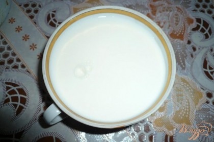 Отмеряем 2 чашки (или стакана) молока. Если молоко жирное, то можно взять одну чашку молока и одну чашку воды. Выливаем в подходящую кастрюльку и доводим до кипения.