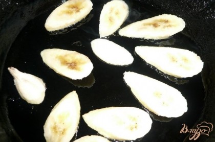 Банан нарезаем кружочками толщиной до 1 см. Растапливаем на сковороде сливочное масло и обжариваем на ней банан (посыпав его сахаром) с двух сторон до золотистого цвета.