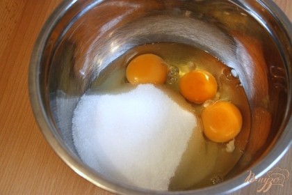 Всё очень просто готовится: венчиком (вилкой) взбить до однородности яйца, сахар, ван.сахар