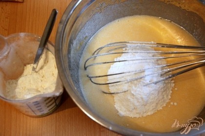 Муку смешать с разрыхлителем, добавить постепенно  в тесто
