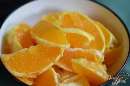 Очистить апельсины от корочек, корочки можно использовать для цукатов. Порезать на дольками.