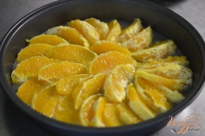 Выложим поверх сиропа в форме апельсиновые дольки.