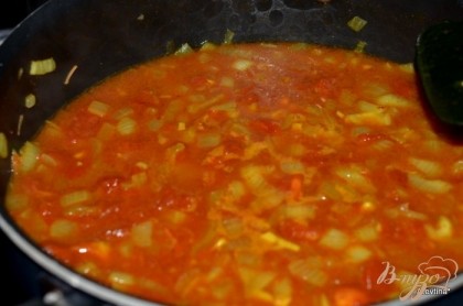 Затем добавим бульон, томаты в соку и изюм. И тушим.