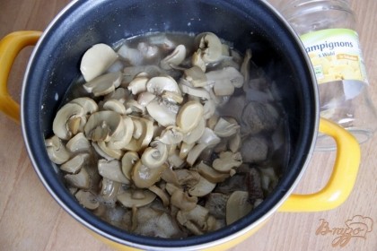 Добавить консервированные грибы (без жидкости),