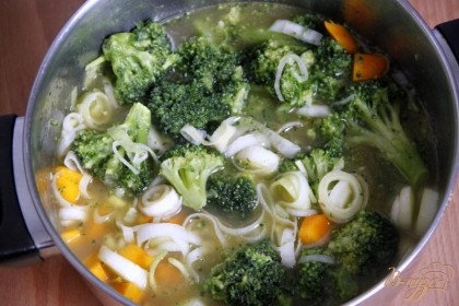 Добавить брокколи и овощной бульон, добавить гвоздику и варить  до готовности овощей (10-15 мин.).