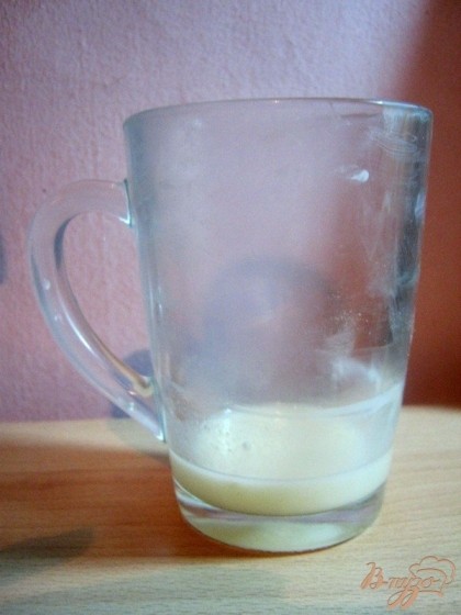 Для глазури смешать лимонный сок с сахарной пудрой.