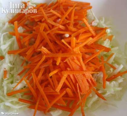 Добавляем морковь в капусту.