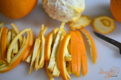 Апельсины помоем, вытрем бумажным полотенцем. Апельсины поделим острым нодом на несколько секций и каждую осторожно снимем. Порежем на полоски желательно одного размера.