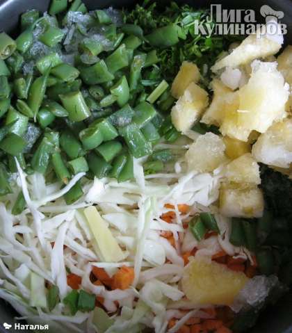 Морковь, картофель  порезать кубиками, и добавить свежемороженые овощи.