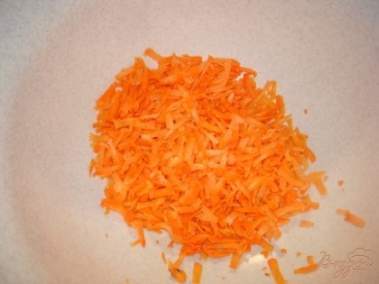 Приступаем к приготовлению соуса. Морковь натираем на тёрке с крупными отверстиями.