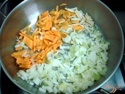 Лук петрушку и морковь мелко нарезаем и пассируем на растительном масле. Пассировку советую делать в большой и глубокой сковороде, так как в неё войдут почти все овощи.
