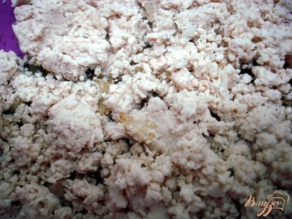 Когда мясо сварилось, слегка охладите и пропустите через мясорубку. Добавьте пассированный лук, соль и перец.
