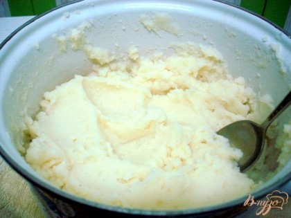 Из картофеля приготовим пюре. Добавим в него сливочное масло и горячее молоко. Пять, шесть ложек картофельного пюре откладываем в сторону, оно понадобится для украшения.