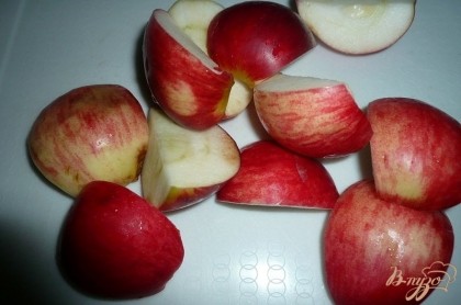 Яблоки моем, разрезаем на 4 части, вырезаем сердцевинку. Если кожа грубая, то её лучше снять.