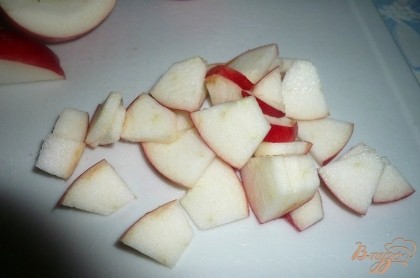 Нарезаем яблоки небольшими кусочками.