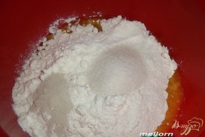 Замесить тесто. Для этого растопить масло (маргарин), влить молоко, 70 гр. сахара, всыпать муку, дрожжи и соль. Замесить тесто. Оно получается масляным и не липнет к рукам.