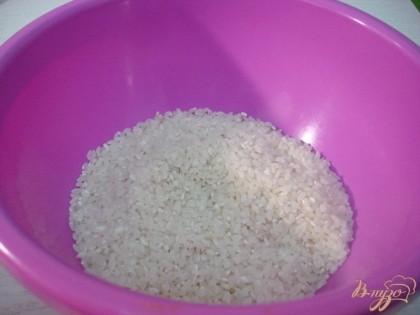 Итак, приступаем к приготовлению. Нам понадобится рис, мы его хорошо промываем под проточной водой, пока вода не станет прозрачной.