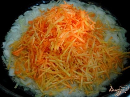 К луку добавляем потёртую на корейской тёрке морковь и пассируем вместе.