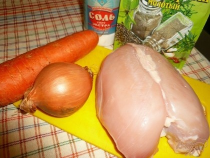 Набор ингредиентов минимален - курогрудка, лук, морковь и специи.