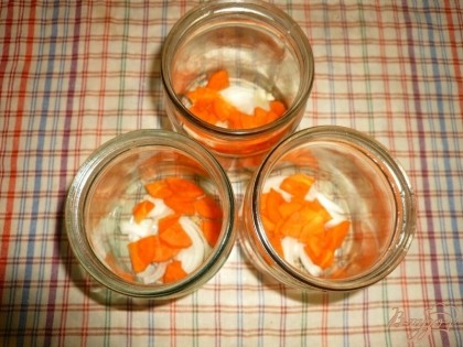 Морковь нарезаем небольшими кусочками, и также примерно половину моркови кладем к луку.