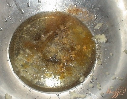 Для начала, ставим нагревать духовку до 180 С. В миску наливаем подсолнечное масло, выдавливаем три зубчика чеснока, добавляем соль, перец по вкусу и перемешиваем.