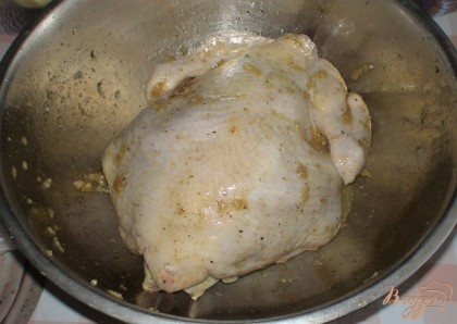 Обмазываем этой смесью нашу курицу, и пусть стоит в ней минут 30.