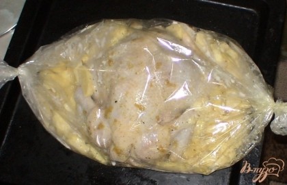 Достаем рукав для запекания, кладем туда курицу, а по бокам - картофель.