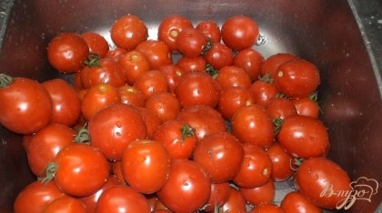 Из этого количества ингредиентов выходит две трехлитровые банки. Первым делом хорошо промываем помидоры и перец.