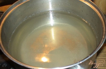 Далее сливаем воду из банок в кастрюлю, добавляем туда соль, сахар и уксус. Даем закипеть.