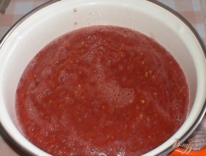 Тем временем мягкие помидоры прокручиваем через мясорубку. Получилось 2 л сока. Добавляем туда соль, сахар, лавровый лист, перец и гвоздику.