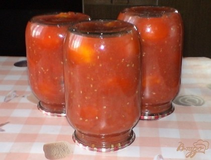 Готово! Варим минут 10-15, периодически снимая выступившую пену. Тем временем сливаем из банок воду и заливаем туда горячий сок. Сразу же закатываем, переворачиваем и укутываем до остывания. Вот и все, надеюсь получится вкусно, сок мне из этих помидор понравился, поэтому я уверена, что и помидоры будут не менее вкусные.
