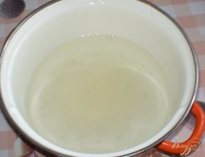 Делаем маринад: смешиваем воду, уксус, соль и сахар. Кипятим маринад и кипящим маринадом заливаем чеснок.