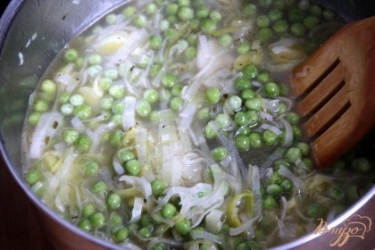Влить нежирный бульон (у меня - овощной, можно - куриный, др.мясной). Дать повариться супу 20-30 мин., до мягкости горошка.