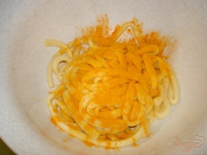 Ставим кастрюлю с посоленной водой на плиту и отвариваем макароны. Главное макароны не переварить. Я к сожалению немного переварила. Воду сливаем, а спагетти посыпаем куркумой.
