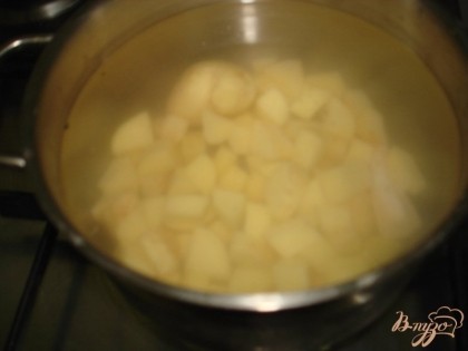 Картофель нарезаем, закладываем в кастрюлю с водой, ставим на плиту и включаем газ.