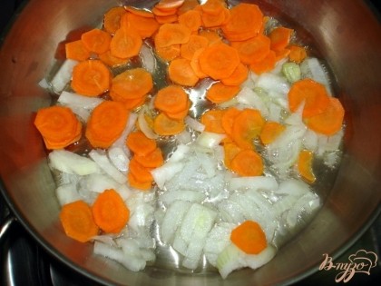 Морковь, лук и петрушку мелко нарезаем.
