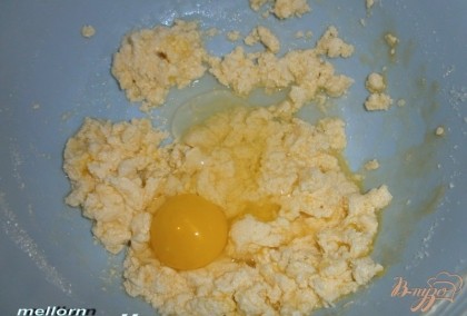 Размягченное масло взбить с сахаром и ванилином. Продолжая взбивать ввести по одному яйца.